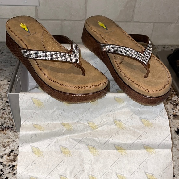 NWT Volatile Women’s Flip Flops size 8